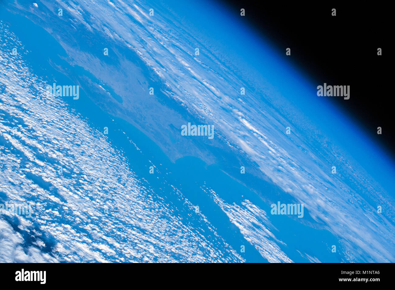 Chiusura del pianeta Terra bordo. Il contrasto dell'incredibile blu e bianco contro lo sfondo scuro dello spazio. Questo elementi di immagine fornita dalla NASA Foto Stock