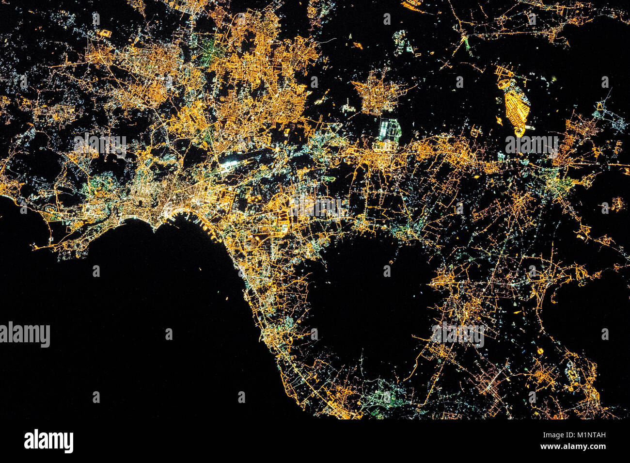 La città di Napoli in Italia. Vista notturna della città di notte dallo spazio. Punto di vista dalla Stazione Spaziale Internazionale (ISS). Questo elementi di immagine fu Foto Stock