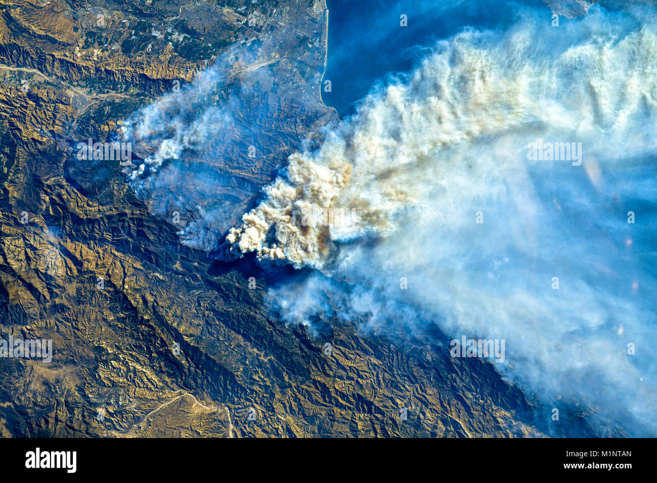 California incendi sono visto dallo spazio dalla Stazione spaziale internazionale. Questo elementi di immagine fornita dalla NASA Foto Stock