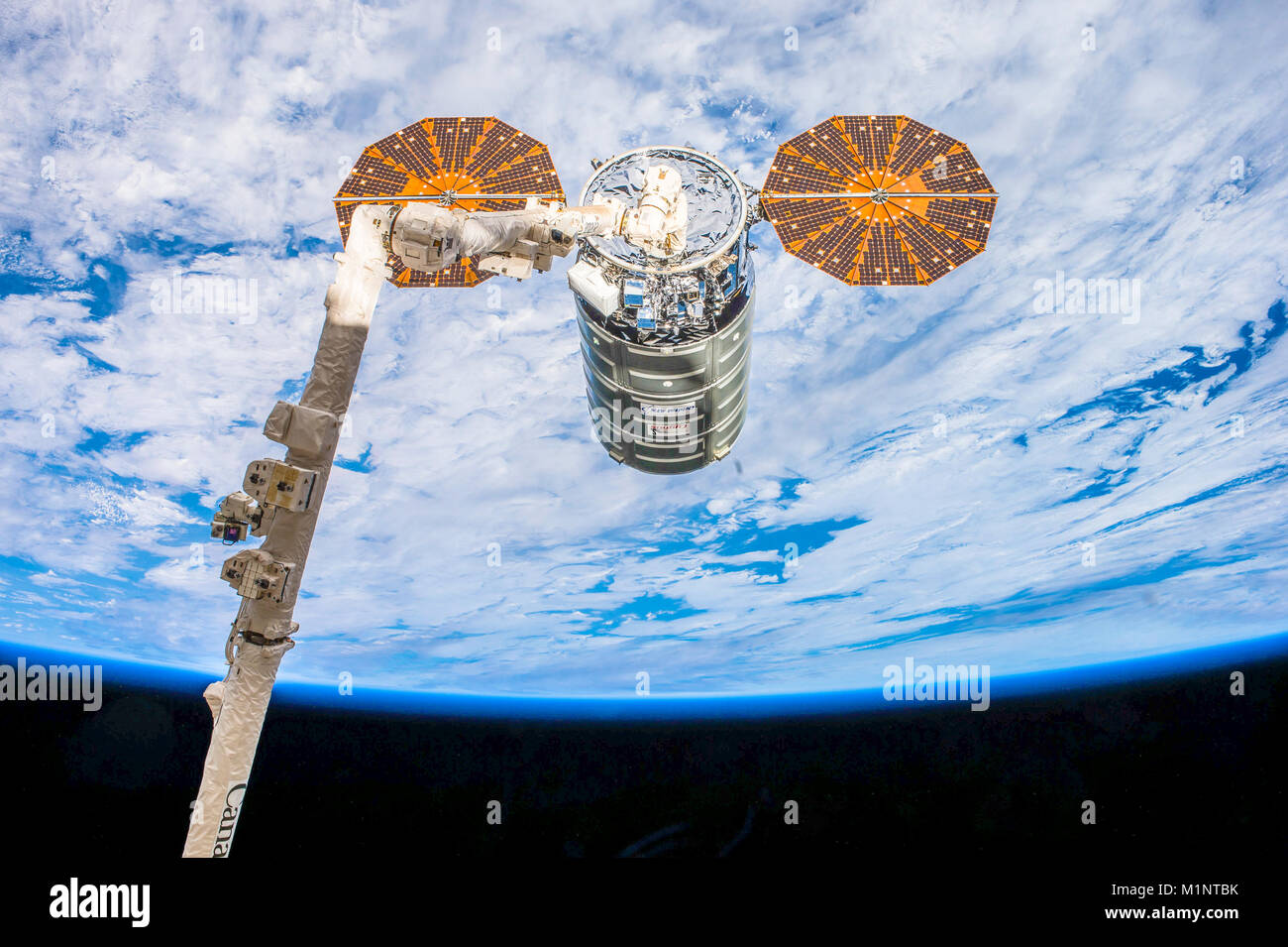 Cygnus nave cargo è catturato dal Canadarm nello spazio. Immagine cortesia della NASA.Questo elementi di immagine fornita dalla NASA Foto Stock