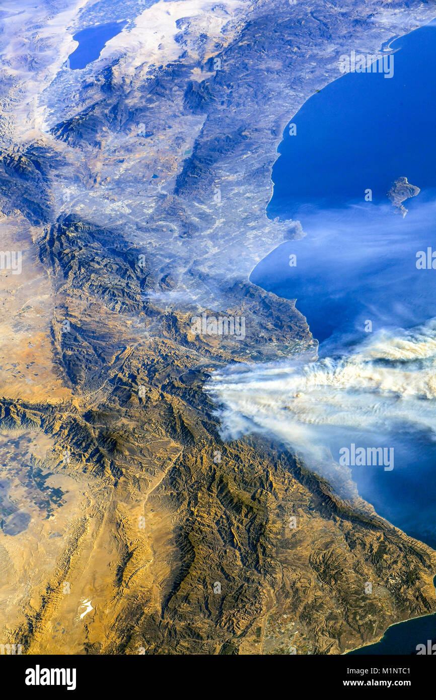 California incendi sono visto dallo spazio dalla Stazione spaziale internazionale. Questo elementi di immagine fornita dalla NASA Foto Stock