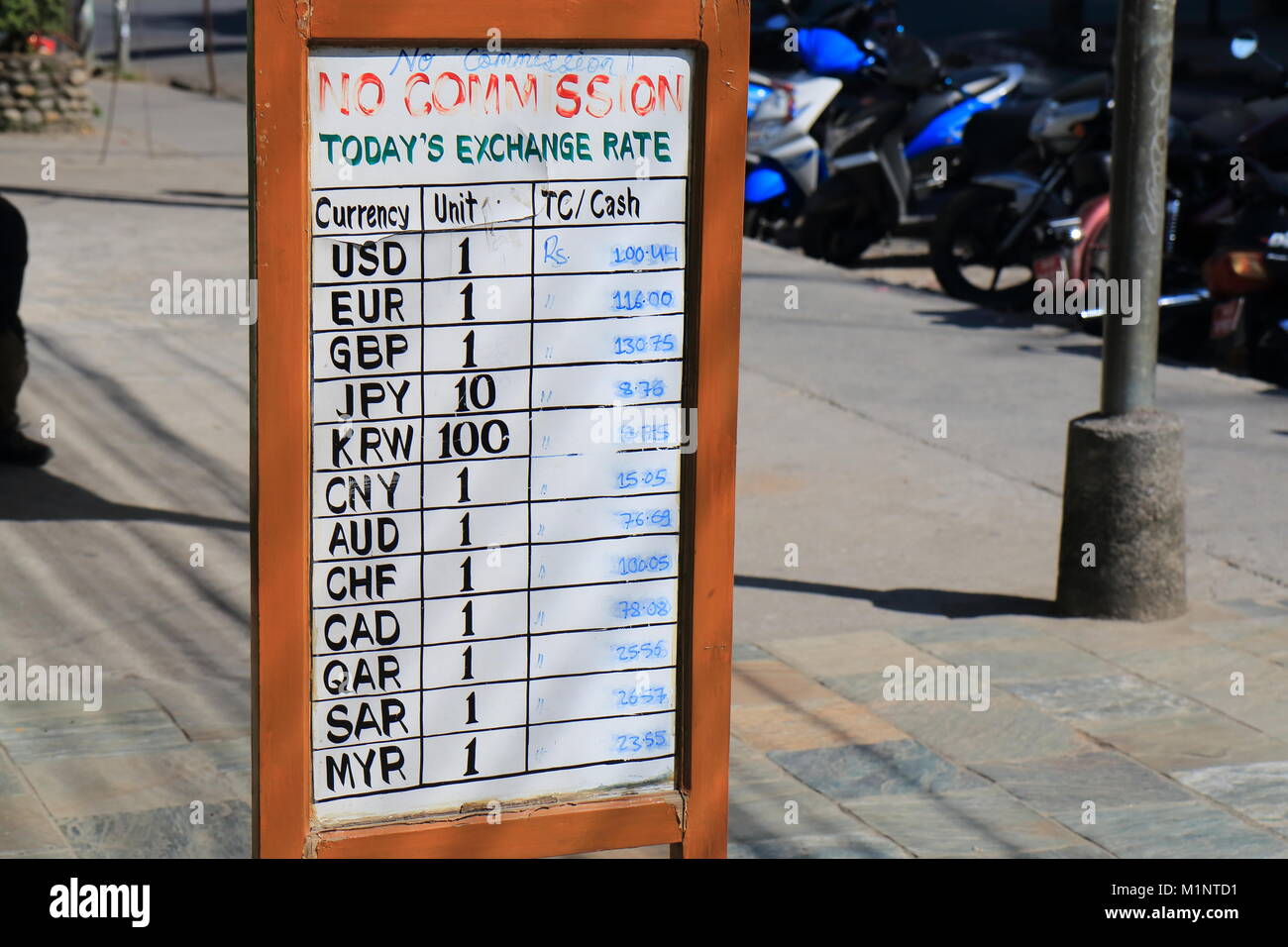 Tasso di cambio valuta list di Pokhara in Nepal Foto stock - Alamy