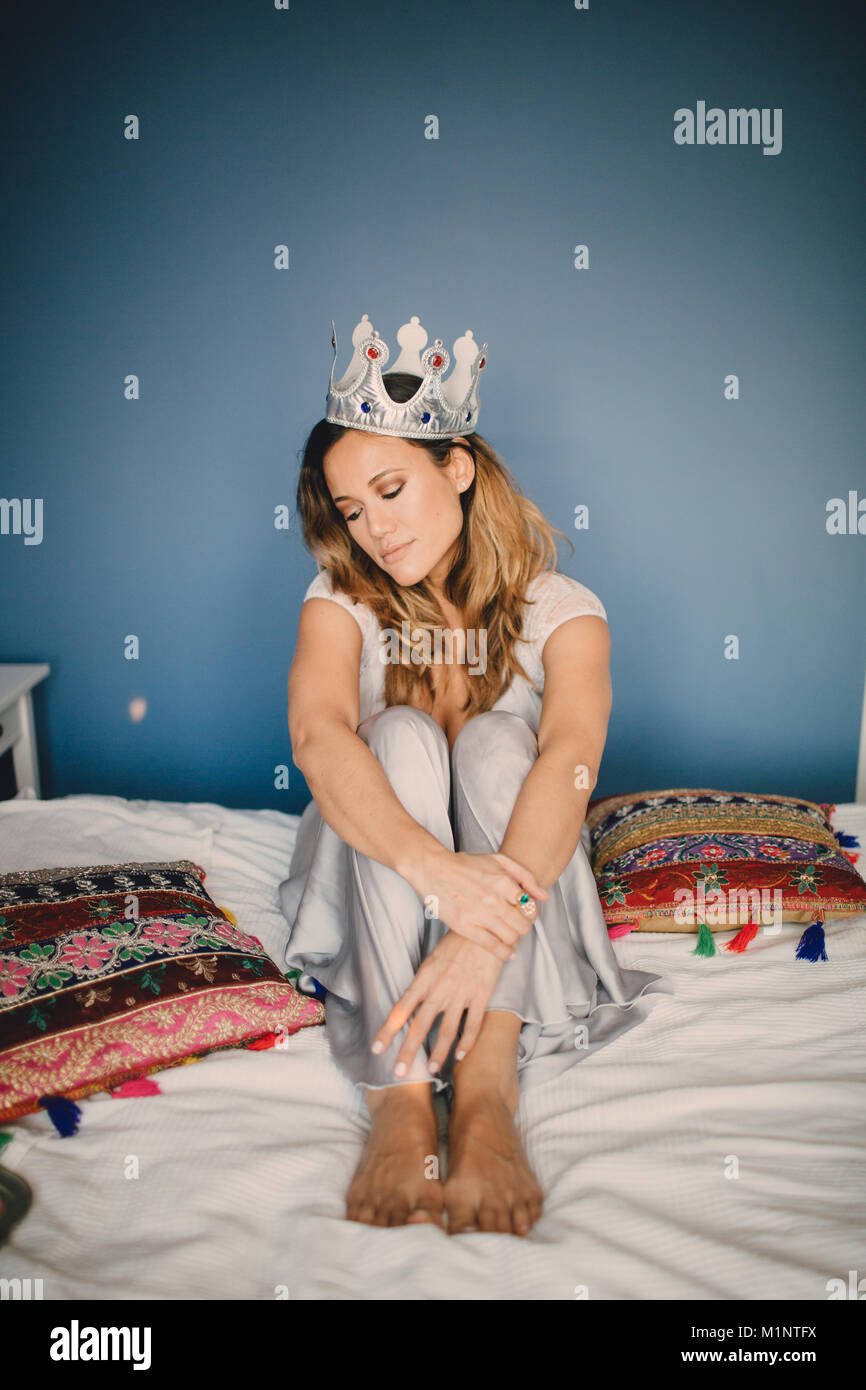 La ragazza con la corona sdraiato sul letto della casa, Foto Stock