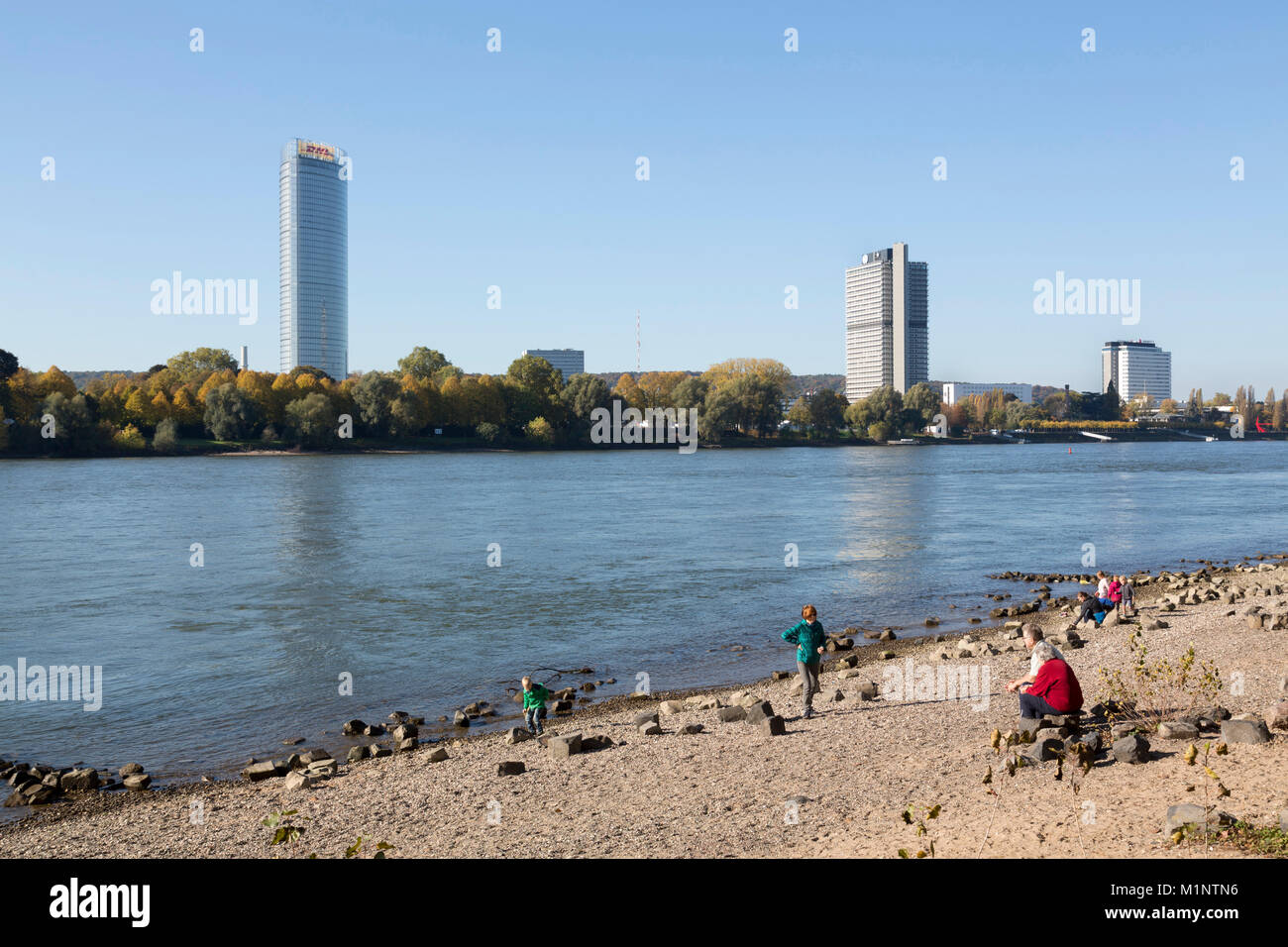 Bonn, Regierungsviertel (Bundesviertel, Parlamentsviertel), Blick über den Rhein, Posttower, Ehemaliges Abgeordnetenhochhaus "Langer Eugen" und Marrio Foto Stock