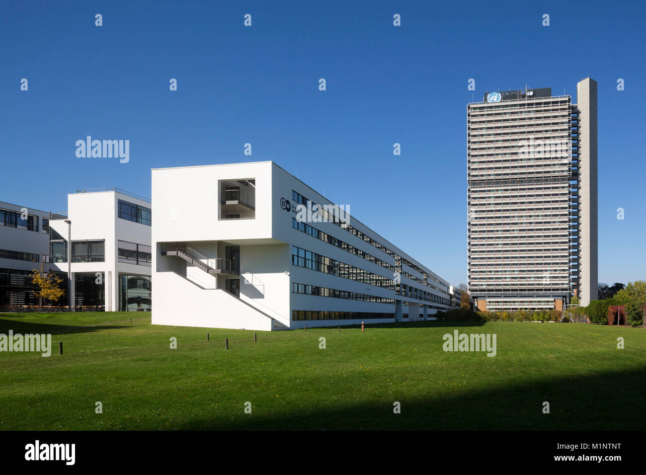 Bonn, Regierungsviertel (Bundesviertel, Parlamentsviertel), 'Schürmann-bau, Sitz des mittenti 'Deutsche Welle'', dahinter ehemaliges Abgeordnetenhochh Foto Stock