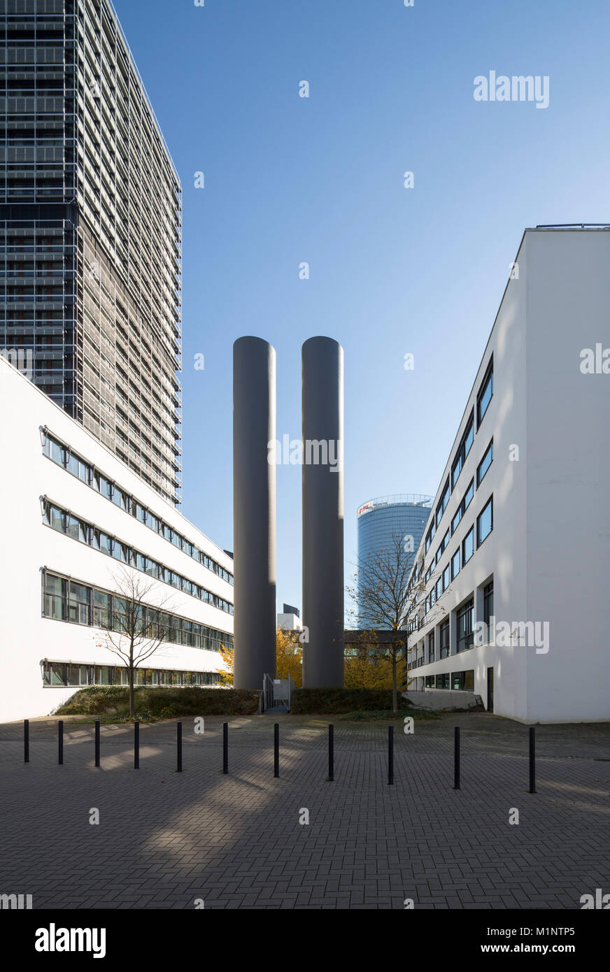 Bonn, Regierungsviertel (Bundesviertel, Parlamentsviertel), 'Schürmann-bau, Sitz des mittenti 'Deutsche Welle'', dahinter ehemaliges Abgeordnetenhochh Foto Stock