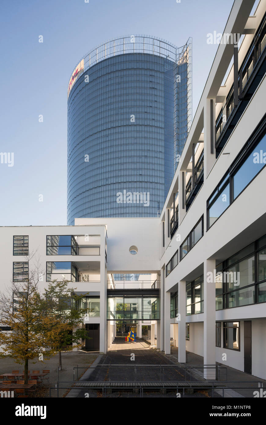 Bonn, Regierungsviertel (Bundesviertel, Parlamentsviertel), 'Schürmann-bau, Sitz des mittenti 'Deutsche Welle'', im Hintergrund der Posttower' Foto Stock