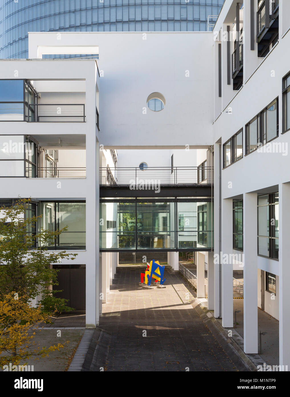 Bonn, Regierungsviertel (Bundesviertel, Parlamentsviertel), 'Schürmann-bau, Sitz des mittenti 'Deutsche Welle'', im Hintergrund der Posttower' Foto Stock