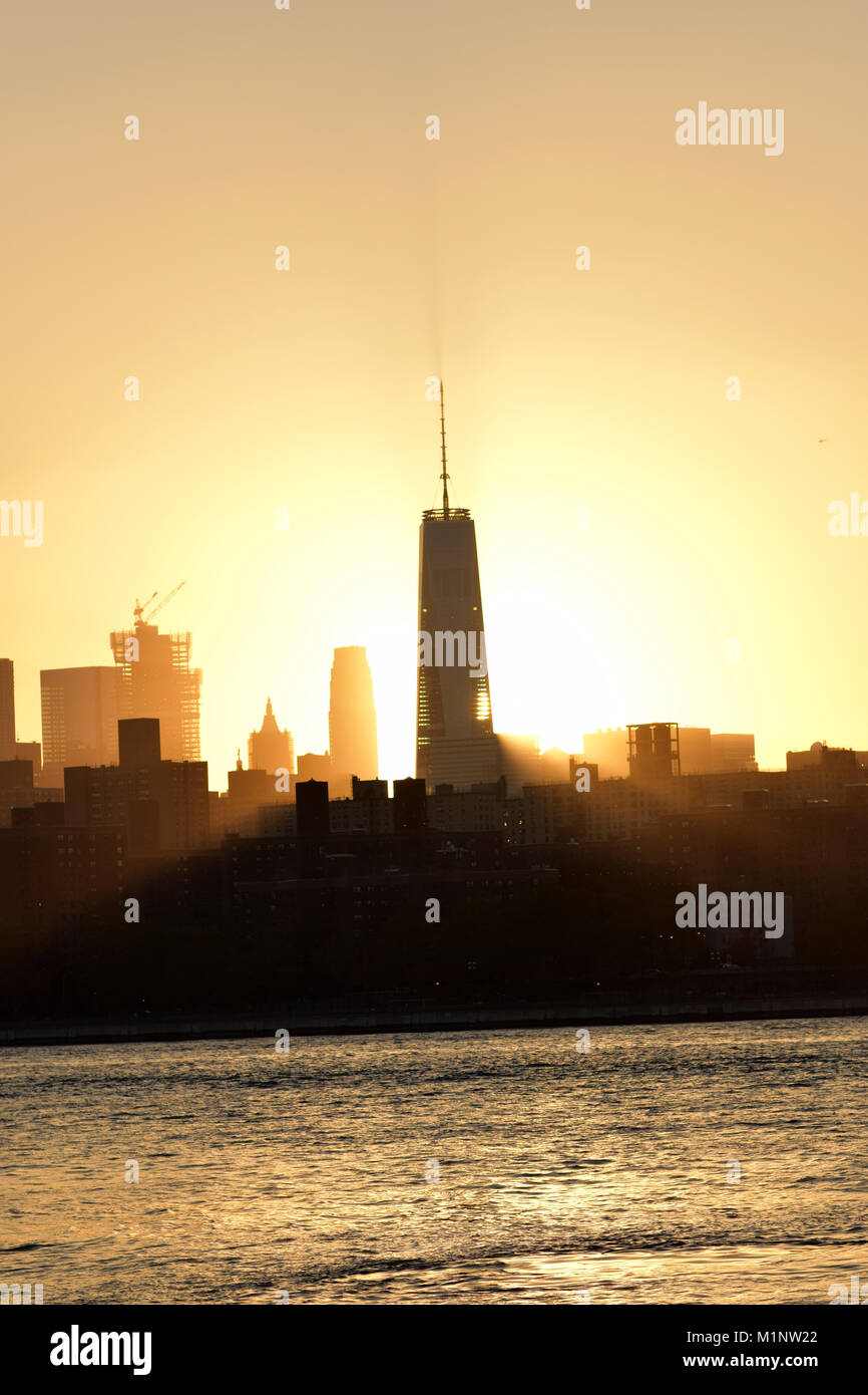 Skyline di Manhattan al tramonto da Brooklyn Waterfront. Foto Stock