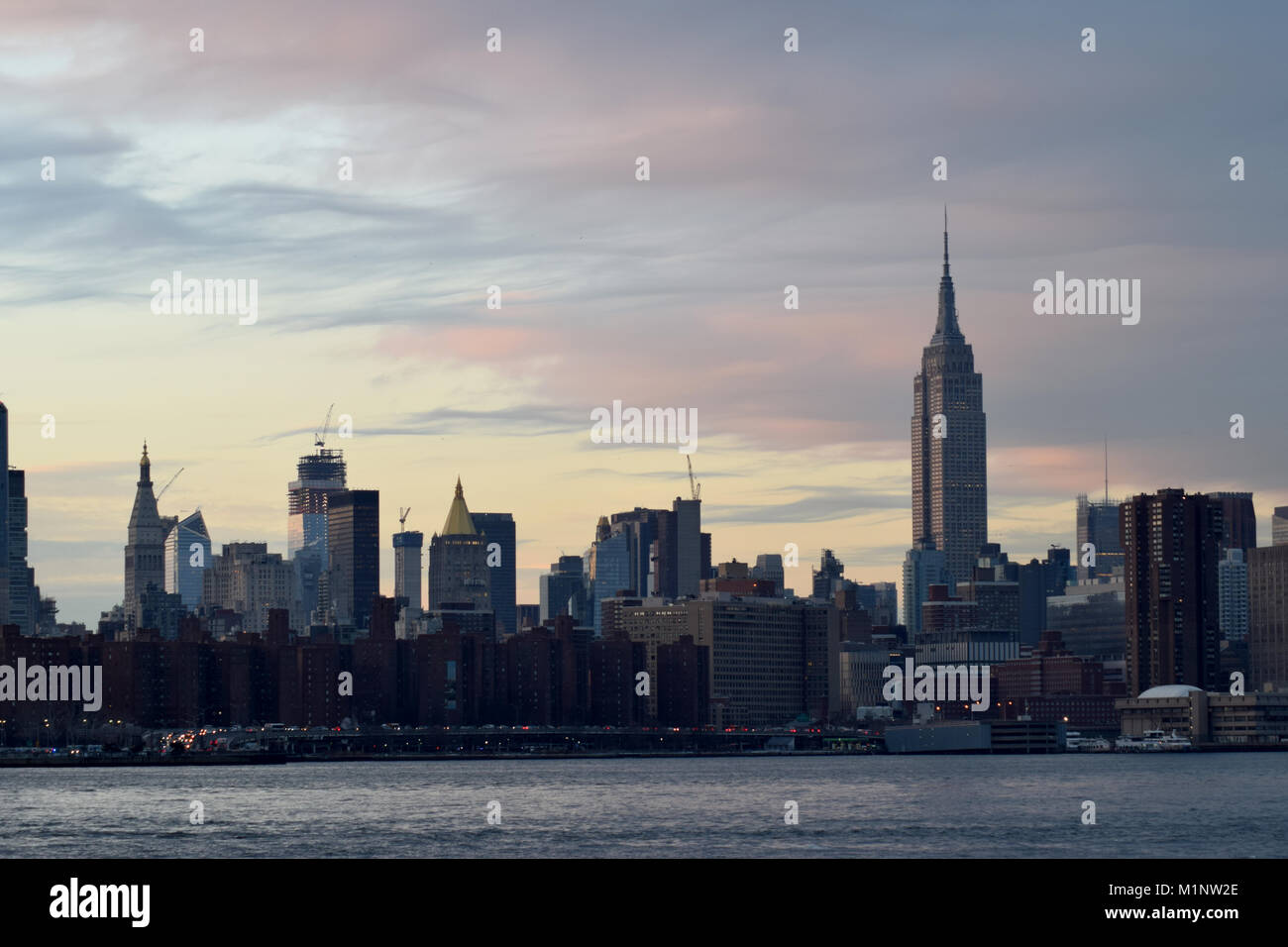 Skyline di Manhattan al tramonto da Brooklyn Waterfront. Foto Stock