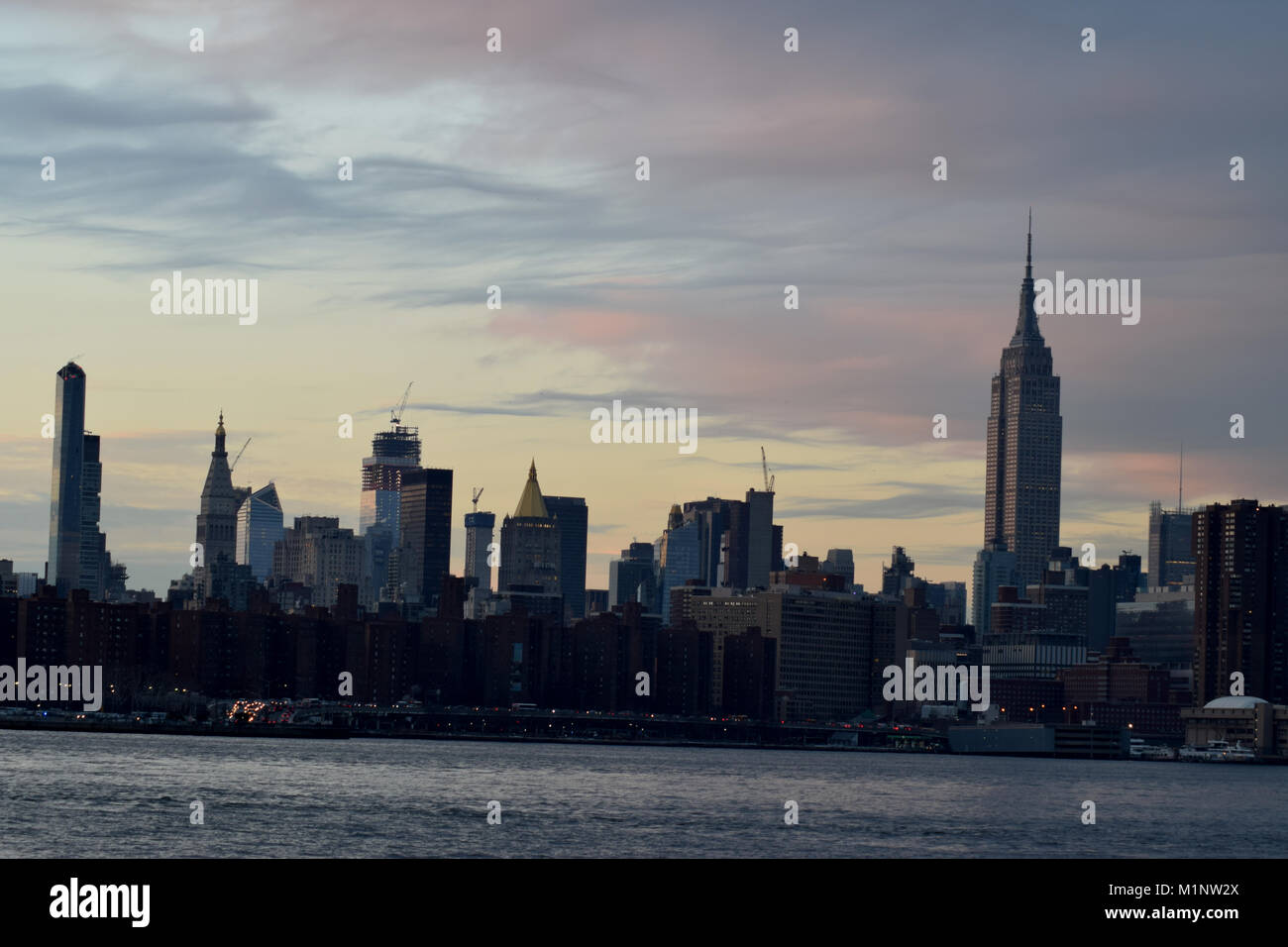 Skyline di Manhattan al tramonto da Brooklyn Waterfront. Foto Stock