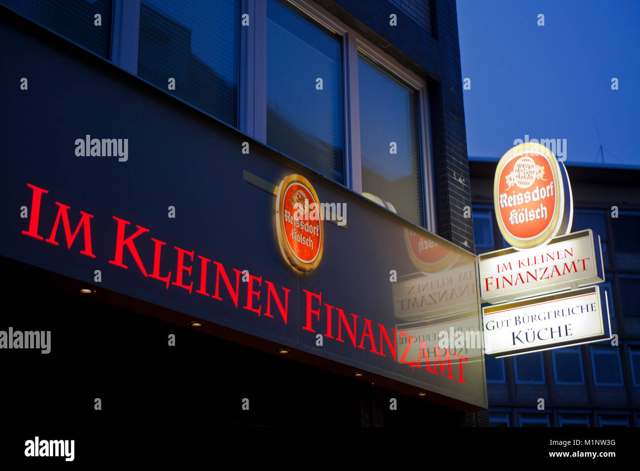 Germania, Colonia, il pub Im Kleinen Finanzamt (traduzione: nel piccolo ufficio delle entrate) vicino all'ufficio delle entrate a sud di Colonia. Deutschland, Koeln, Foto Stock