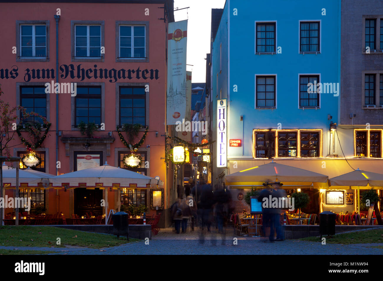 Germania, Colonia, case nella parte storica della città alla Frankenwerft, sulla sinistra il ristorante Haxnhaus zum Rheingarten, vista la corsia Foto Stock
