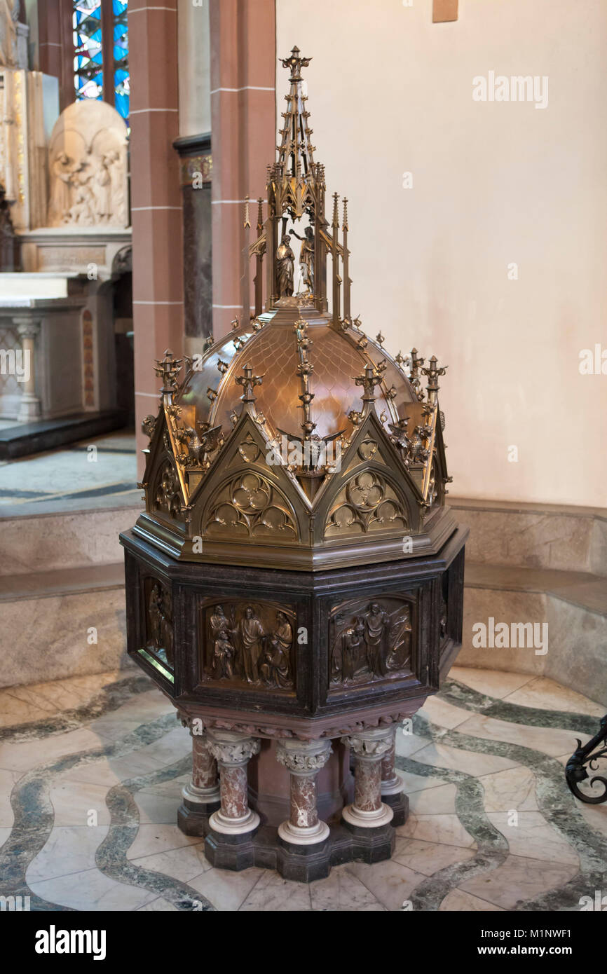 Germania, Colonia, il fonte battesimale con cappa in Agnese chiesa nel distretto di Agnes. Deutschland, Koeln, Taufbecken mit Abdeckung in der Agneski Foto Stock