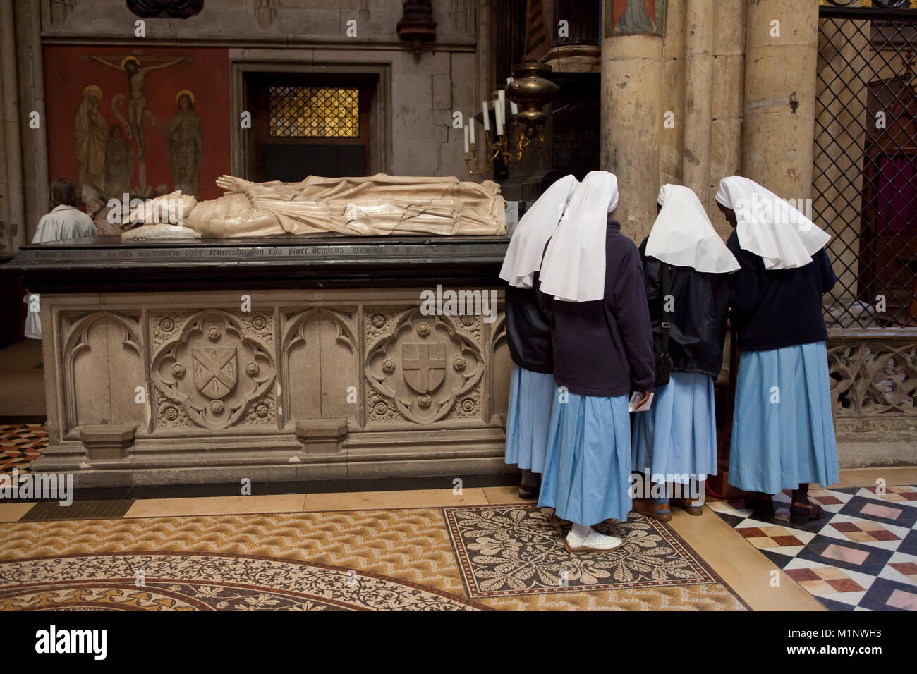 Germania, Colonia, monache a fronte del sarcofago di Monsignor Wilhelm von Gennep presso la cattedrale. Deutschland, Koeln, Nonnen vor der Grabtumba vo Foto Stock