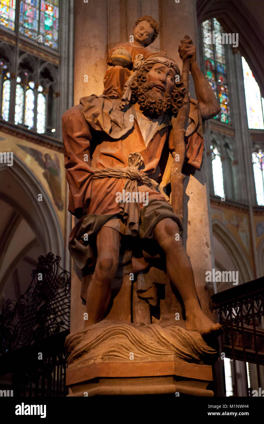 Germania, Colonia, statua di San Cristoforo nella cattedrale, fu scolpito in pietra di tufo a volte intorno all'anno 1470 da Tilman van der Burch. Deutsch Foto Stock