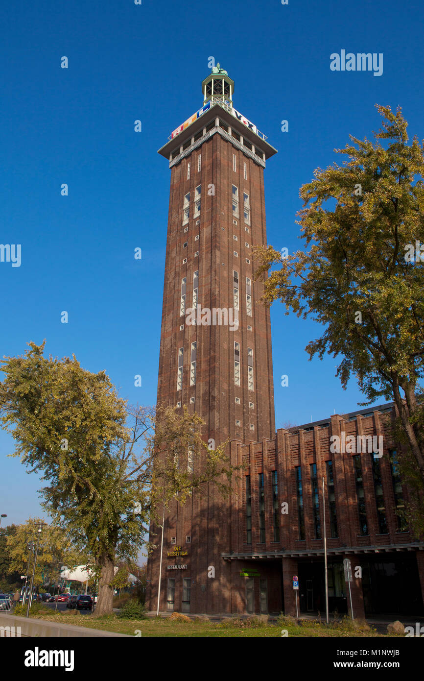 Germania, Colonia, la vecchia torre della ex fiera e del centro storico sale sul Reno nel quartiere Deutz. Deutschland, Koeln, der alte Mes Foto Stock