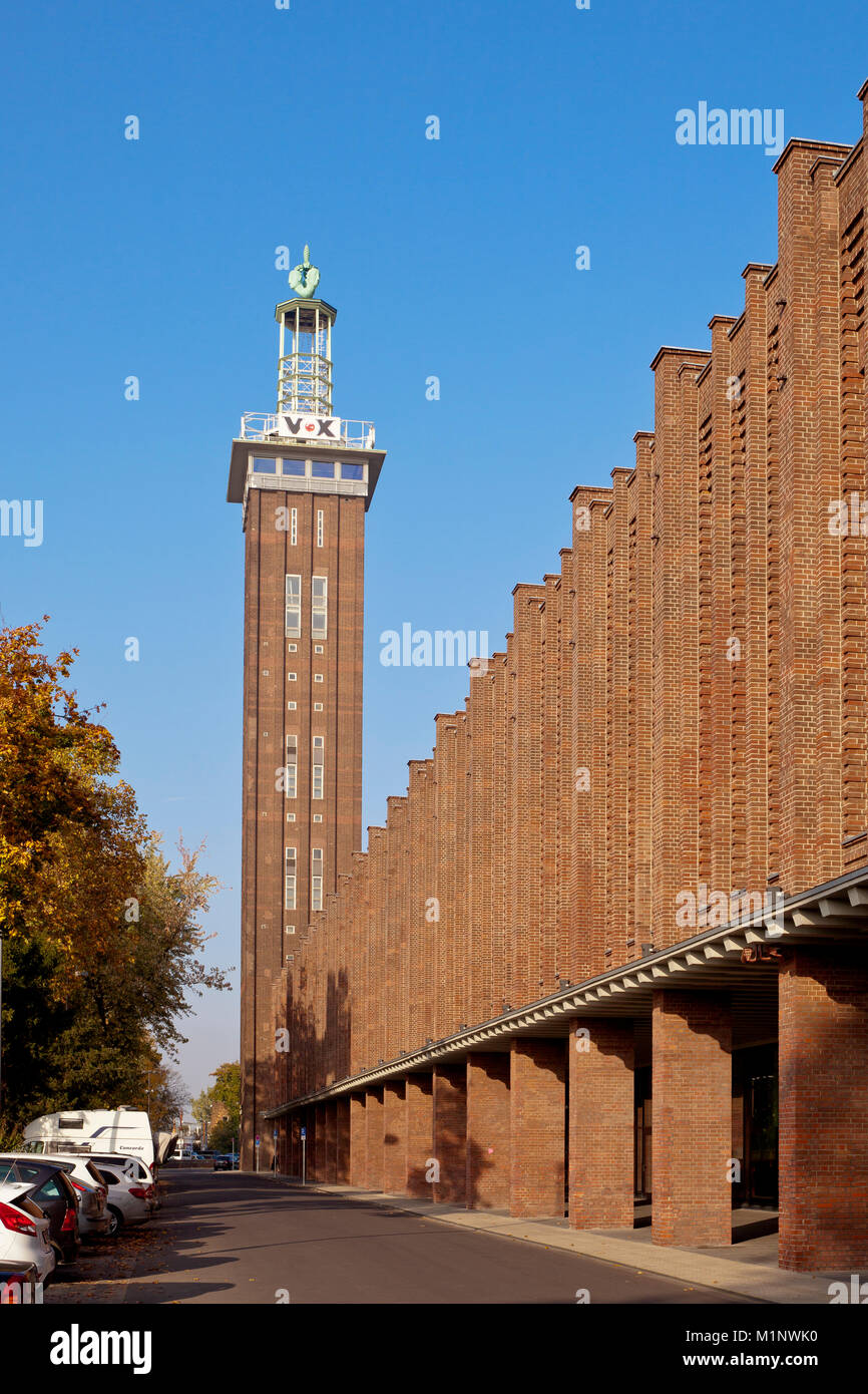 Germania, Colonia, la vecchia torre della ex fiera e del centro storico sale sul Reno nel quartiere Deutz. Deutschland, Koeln, der alte Mes Foto Stock