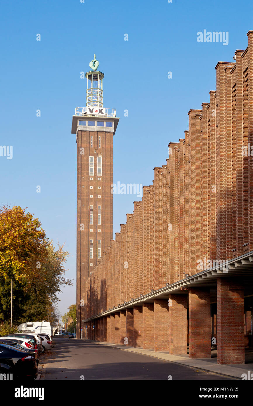 Germania, Colonia, la vecchia torre della ex fiera e del centro storico sale sul Reno nel quartiere Deutz. Deutschland, Koeln, der alte Mes Foto Stock