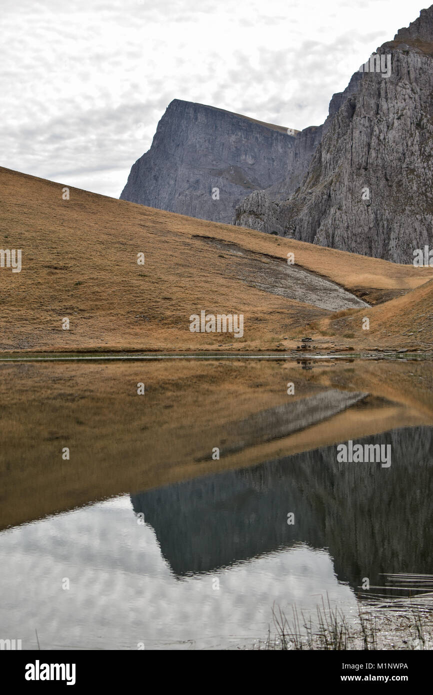 La riflessione di un picco di montagna su un lago di montagna in estate Foto Stock