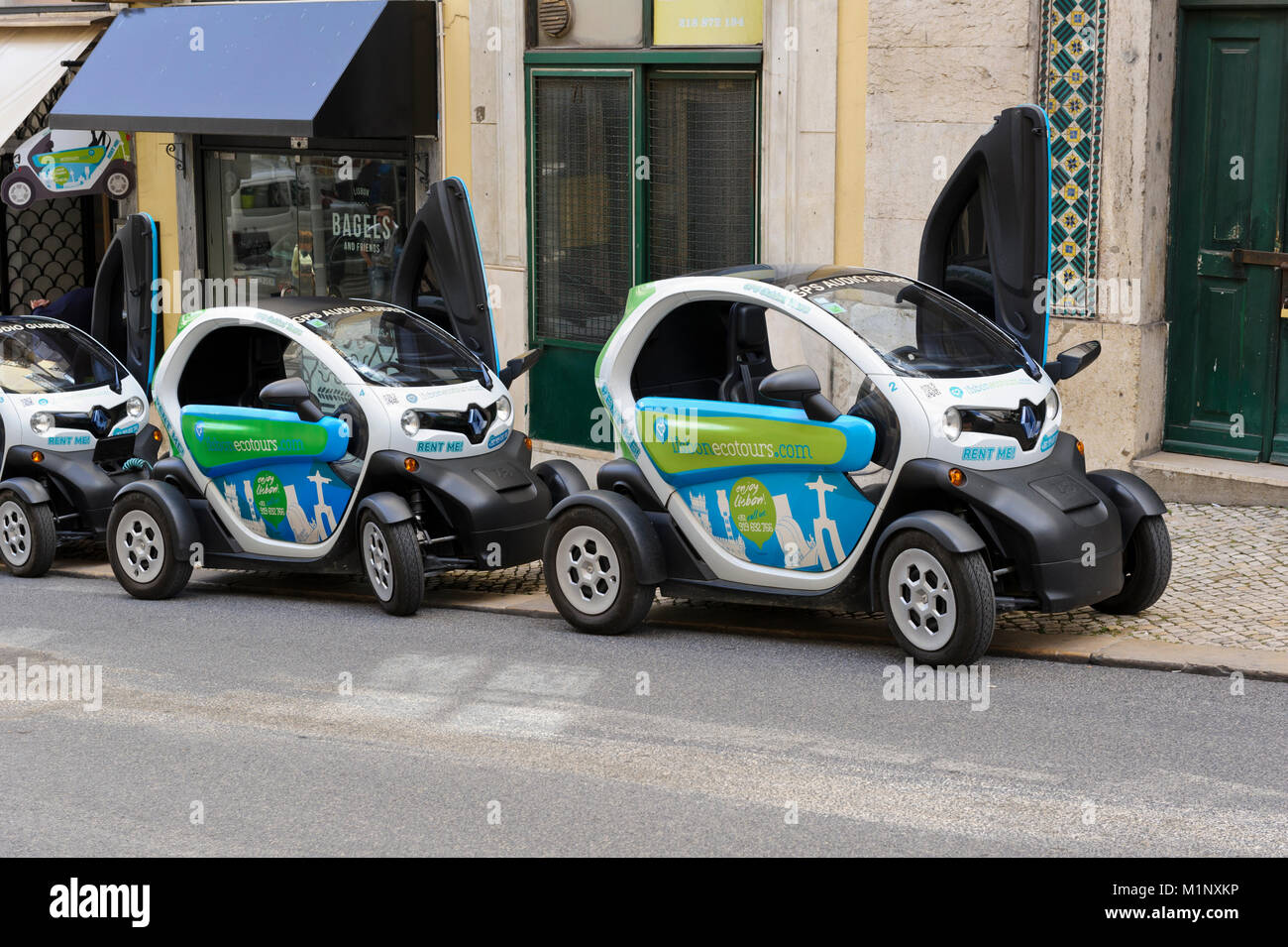 Piccole vetture ecotour parcheggiato su una delle strade di Lisbona, Portogallo Foto Stock