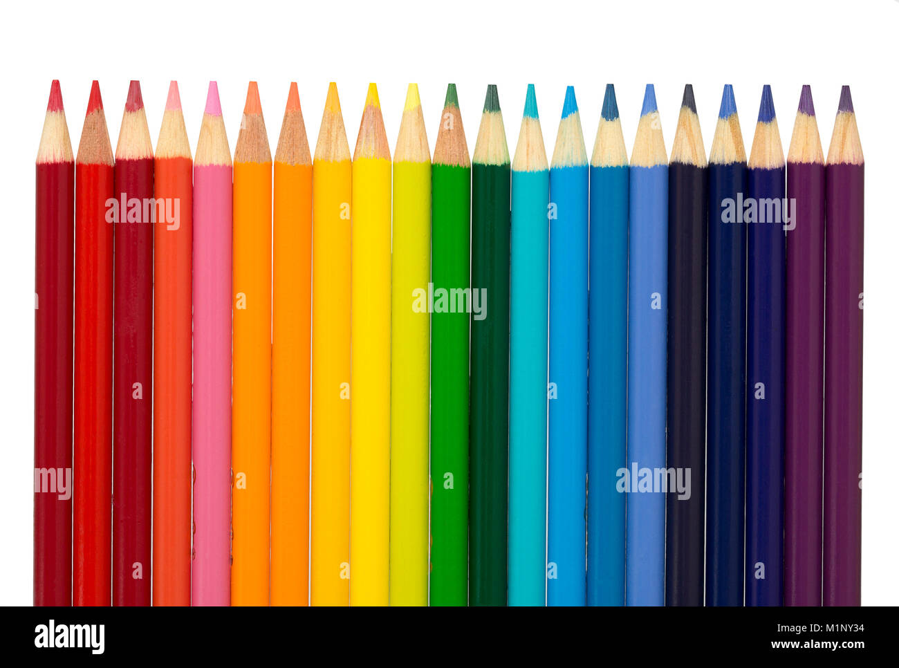 Un gruppo di matite di colore disposte in schema colori di un arcobaleno- rosso, arancione, giallo, verde, blu indaco, e violetta. Foto Stock