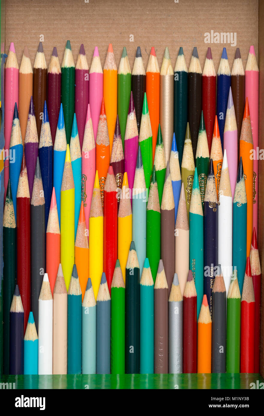 Una scatola di usato matite di colore in corrispondenza di varie lunghezze e colori Foto Stock