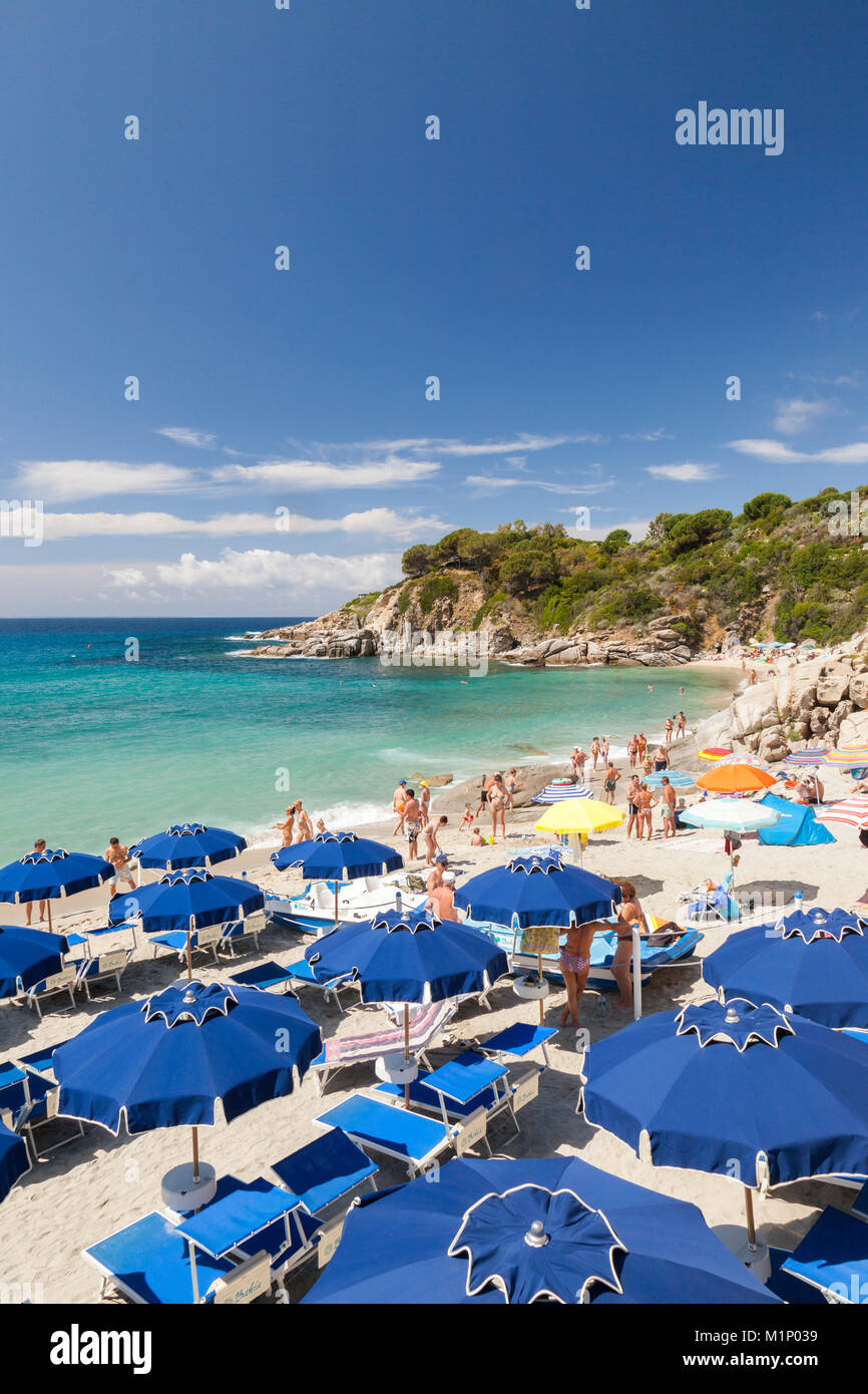 Lettini E Ombrelloni Da Spiaggia Spiaggia Di Cavoli