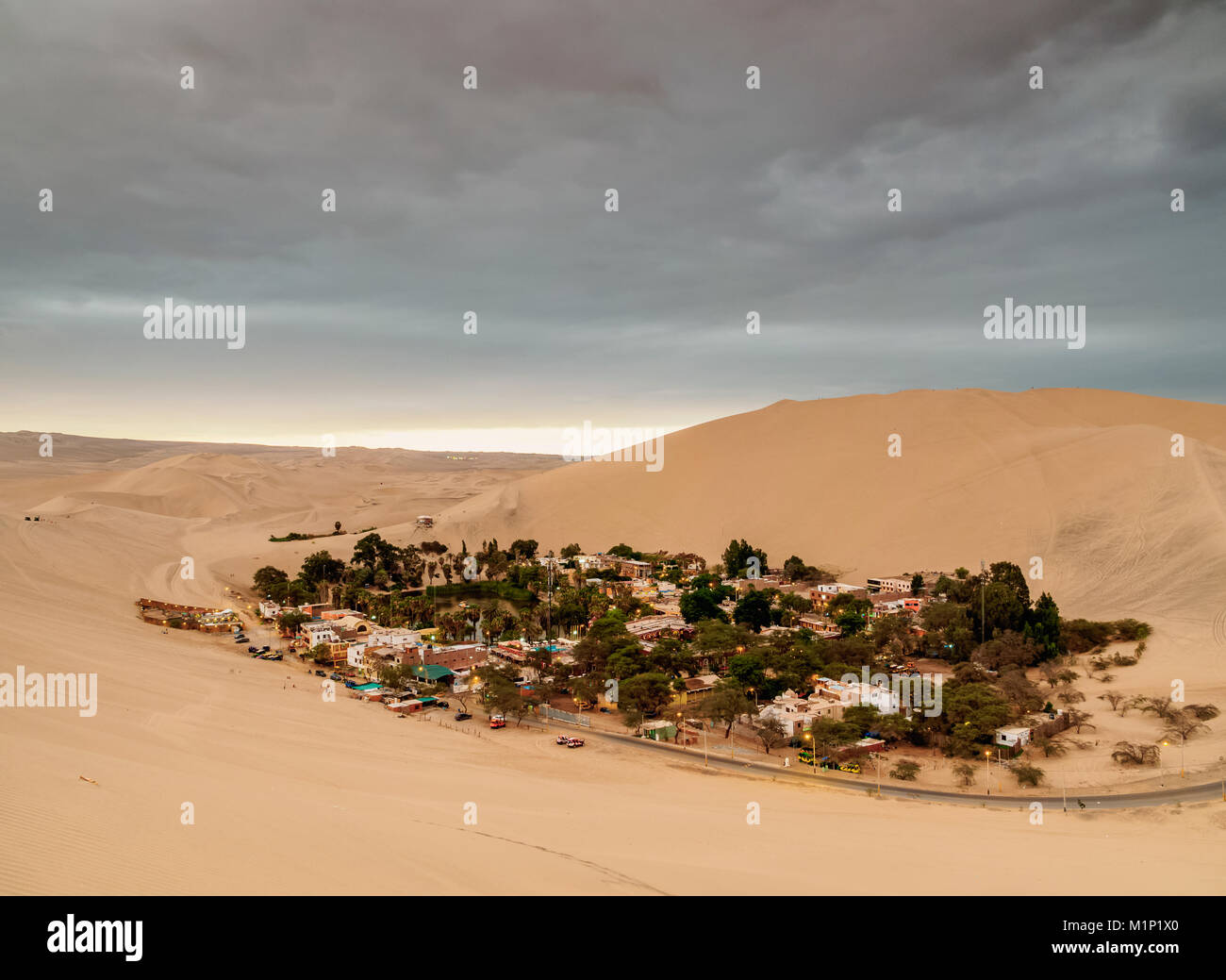 Huacachina Oasis, vista in elevazione, Regione di Ica, Perù, Sud America Foto Stock