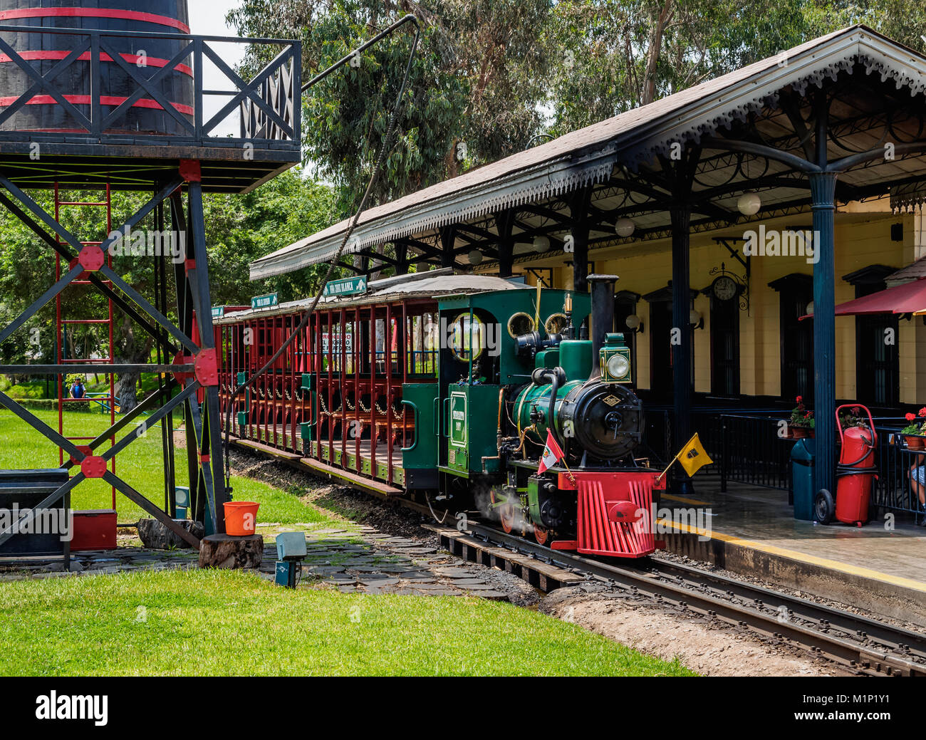 Stazione ferroviaria nel Parque de la Amistad (amicizia Park), Santiago de Surco District, Lima, Perù, Sud America Foto Stock