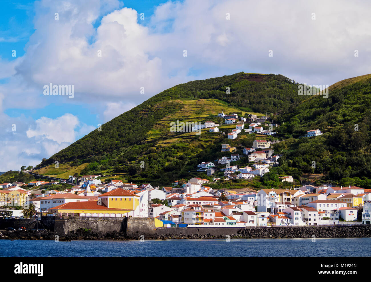 Velas visto dall'oceano, Sao Jorge Island, Azzorre, Portogallo, Atlantico, Europa Foto Stock