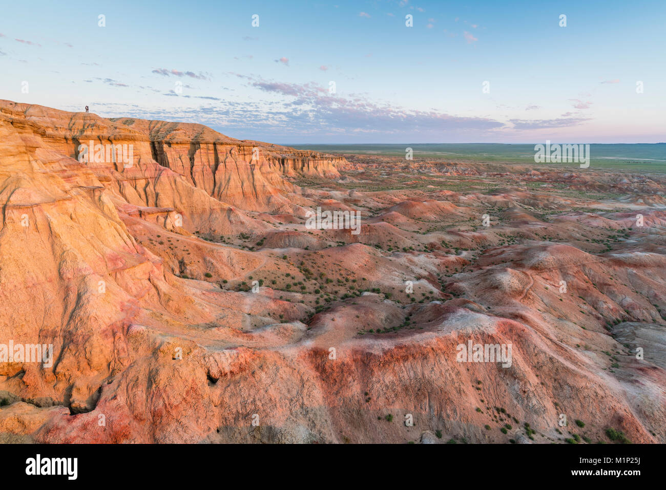 Stupa bianchi nella luce del mattino, Ulziit, Medio provincia Gobi, Mongolia, Asia Centrale, Asia Foto Stock