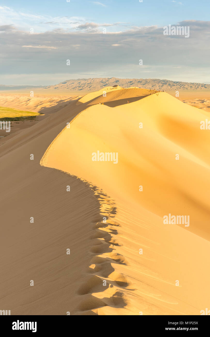 La gente che camminava sul Khongor dune di sabbia in Gobi Gurvan Saikhan National Park, Sevrei distretto, a sud della provincia di Gobi, Mongolia, Asia Centrale, Asia Foto Stock