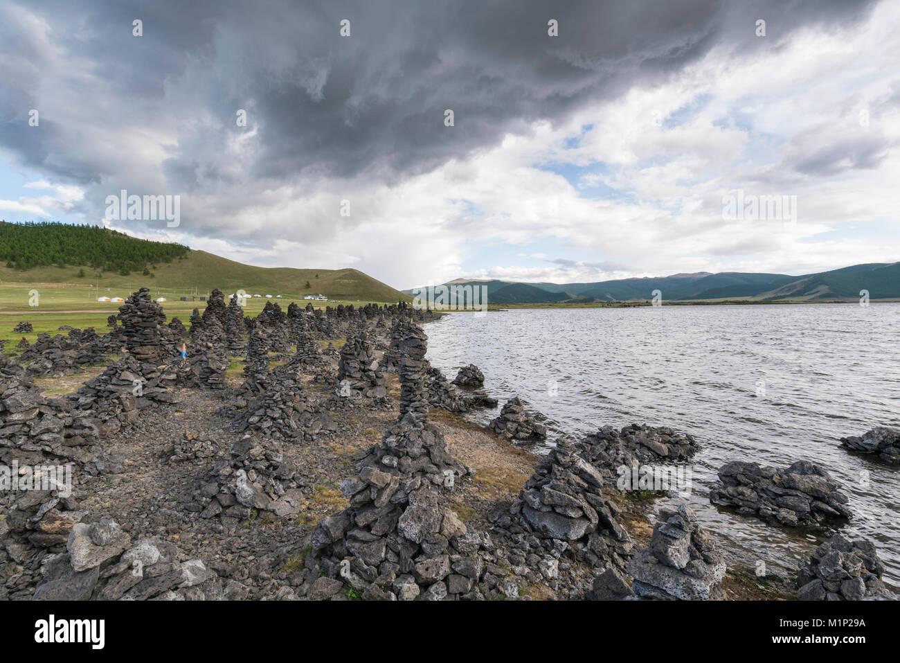 Formazioni di roccia vulcanica sulle rive del Lago Bianco, Tariat distretto, Nord provincia Hangay, Mongolia, Asia Centrale, Asia Foto Stock