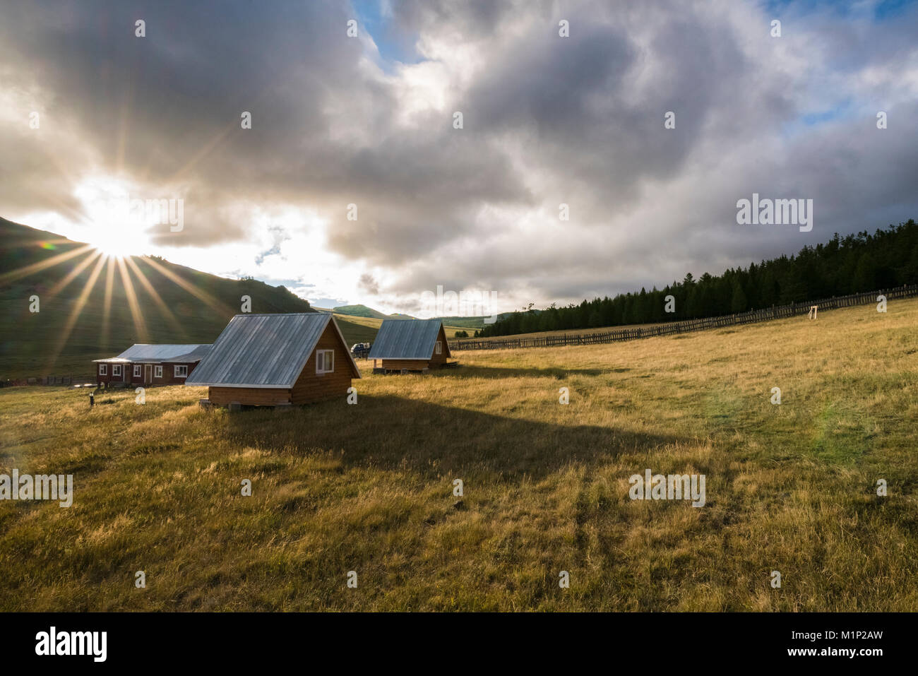 Case di legno di sunrise, Burentogtokh distretto, Hovsgol provincia, Mongolia, Asia Centrale, Asia Foto Stock