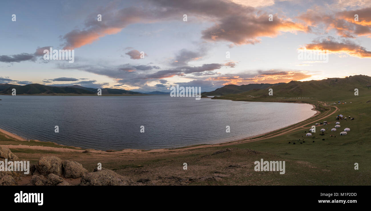 Tramonto sul lago Bianco, Tariat distretto, Nord provincia Hangay, Mongolia, Asia Centrale, Asia Foto Stock
