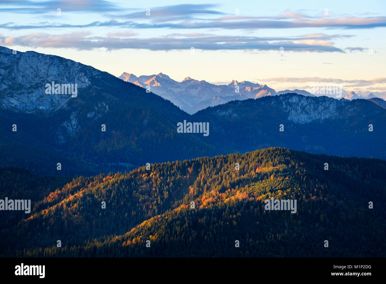 Montagne Karwendel con Hochkarspitze,vista la mattina da Zwiesel vicino Wackersberg,Isarwinkel,Alta Baviera, Baviera, Germania Foto Stock
