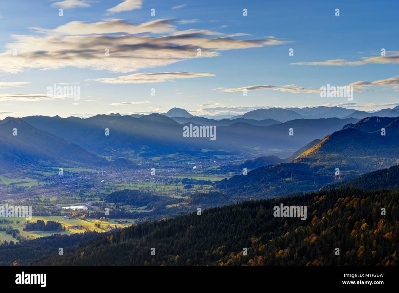 Vista da Zwiesel oltre l'Isartal con Lenggries,Isarwinkel,Alta Baviera, Baviera, Germania Foto Stock