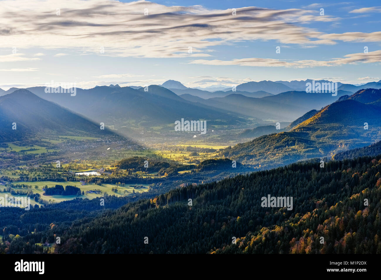 Isartal con Lenggries,Isarwinkel,vista da Zwiesel,Alta Baviera, Baviera, Germania Foto Stock