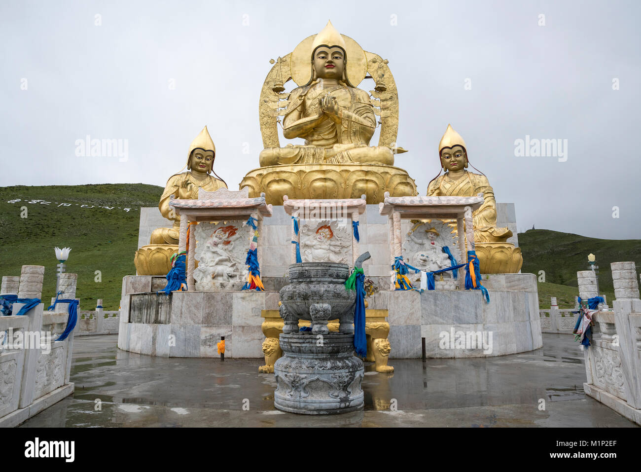 Golden statue buddiste sopra monastero Amarbayasgalant, Mount Buren-Khaan, Baruunburen distretto, Selenge provincia, Mongolia, Asia Centrale, Asia Foto Stock