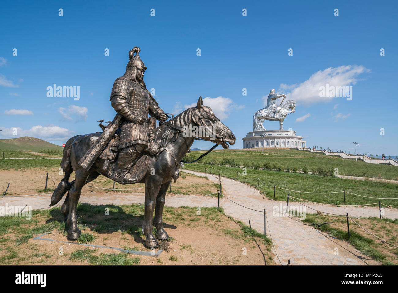 Statua di un Impero Mongolo guerriero e Gengis Khan statua complesse in background, Erdene, Tov provincia, Mongolia, Asia Centrale, Asia Foto Stock