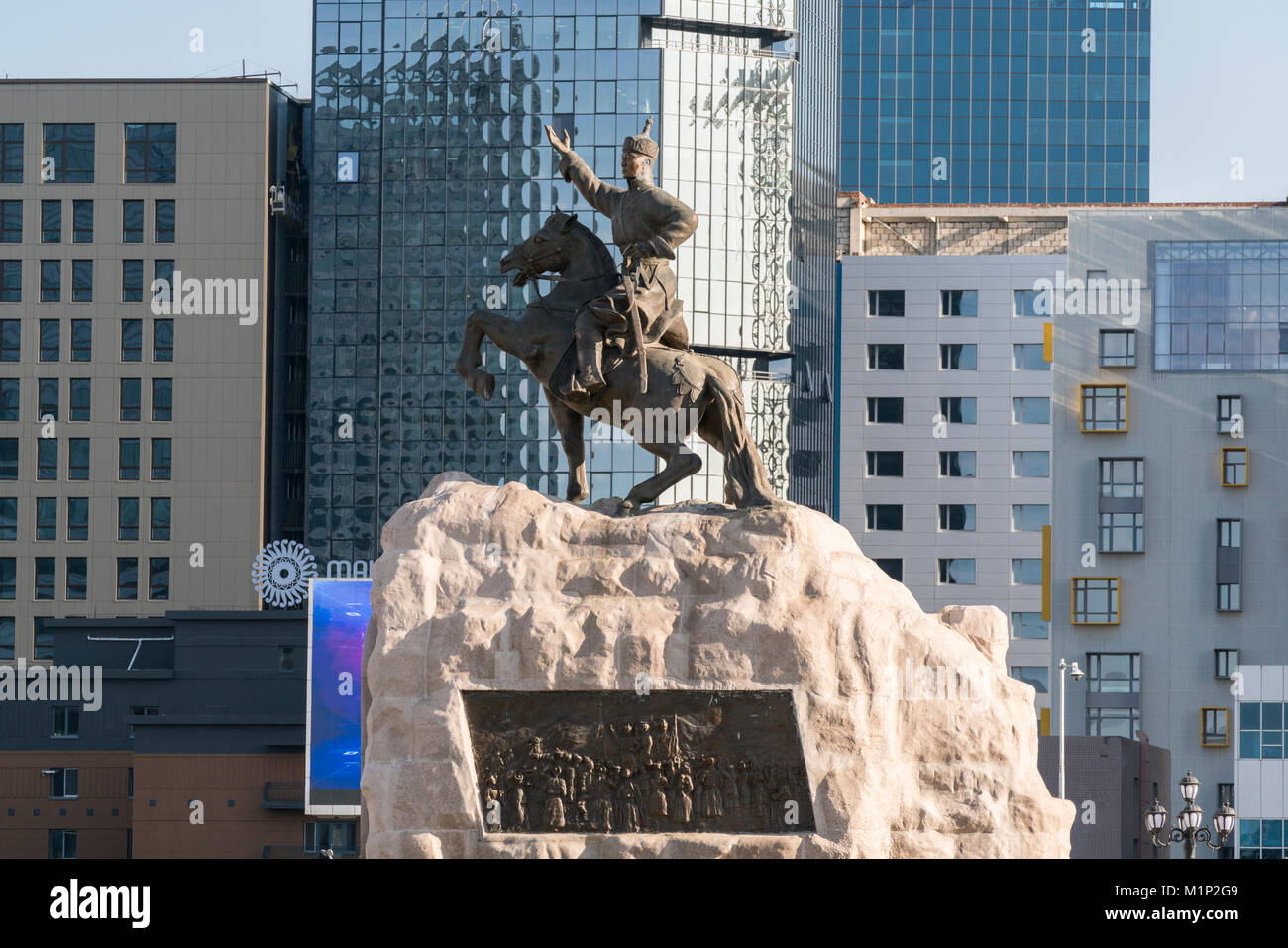 Damdin Sukhbaatar statua con grattacieli in background, Ulan Bator, Mongolia, Asia Centrale, Asia Foto Stock
