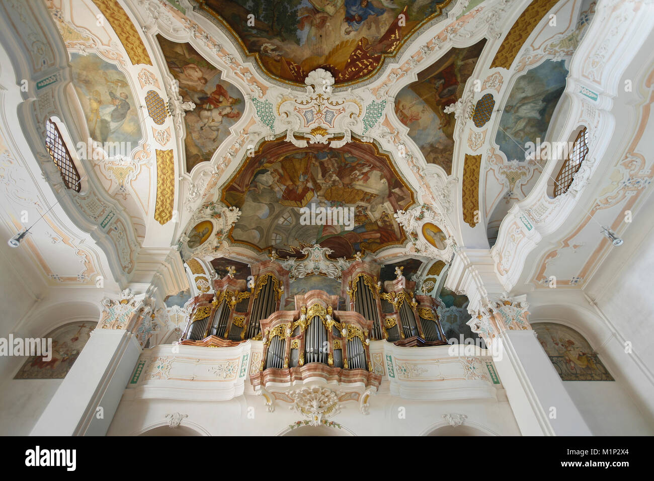 Pergamo con soffitto affrescato,Abbazia Benedettina Beuron,San Martin monastero chiesa,Baden-Württemberg, Germania Foto Stock