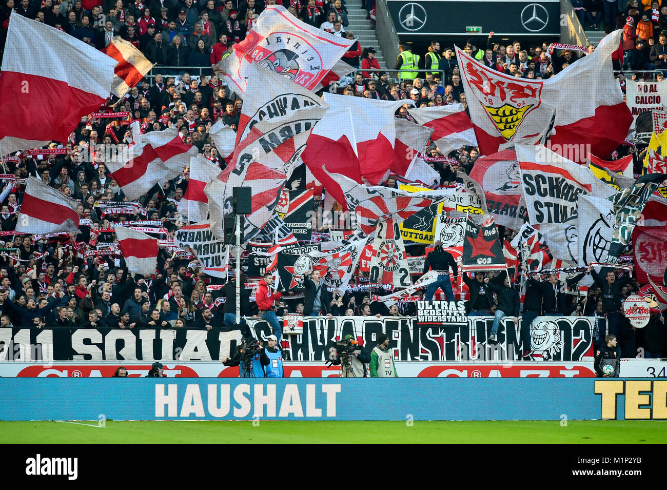 Sezione della ventola VfB Stuttgart,Ultras con le bandiere del Cannstatter Kurve,Mercedes-Benz Arena,Stuttgart,Baden-Württemberg Foto Stock