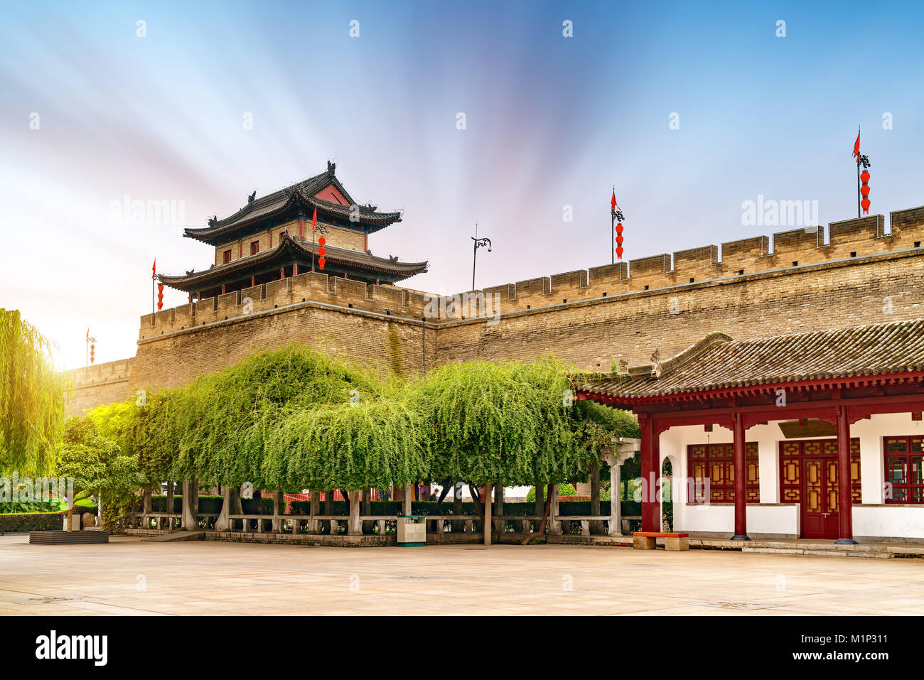 Antiche mura della città di Xi'an, Cina, panorama al tramonto. Foto Stock