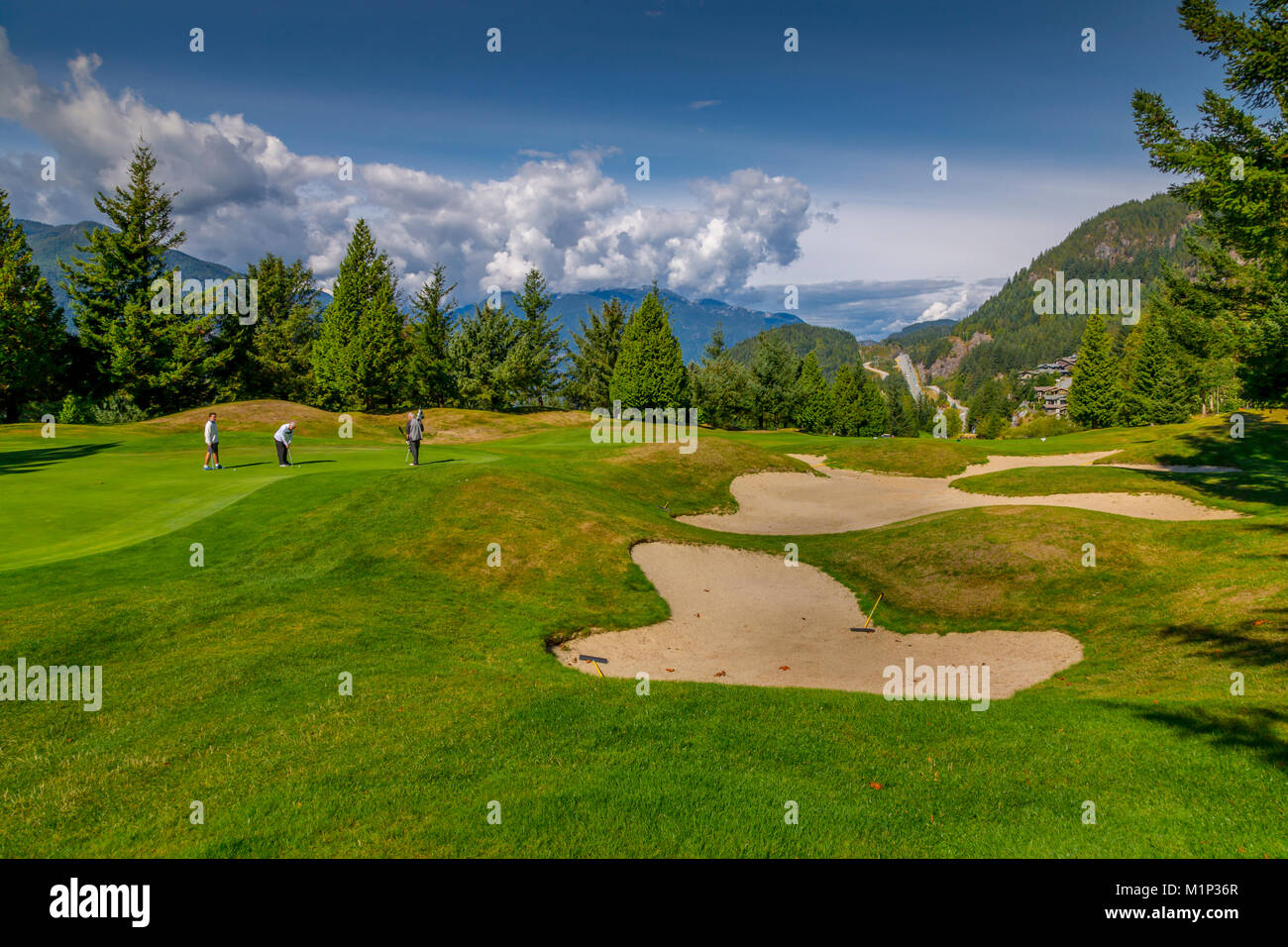 Vista del campo da golf di pelliccia Creek off Il Sea to Sky Highway vicino Squamish, British Columbia, Canada, America del Nord Foto Stock