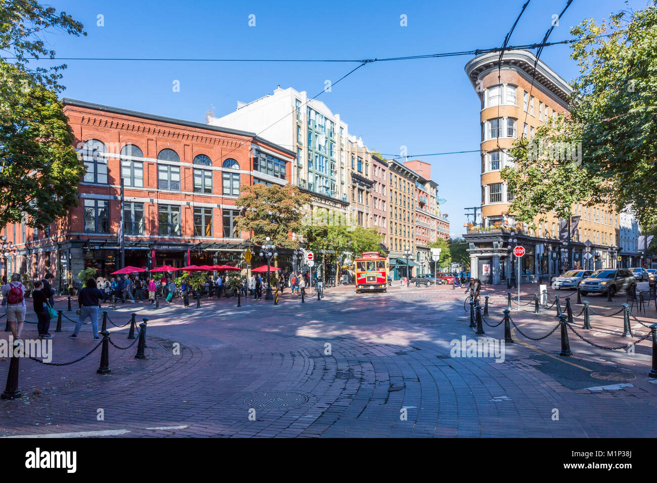 Architettura, filobus e cafe bar in acero piazza di Gastown, Vancouver, British Columbia, Canada, America del Nord Foto Stock