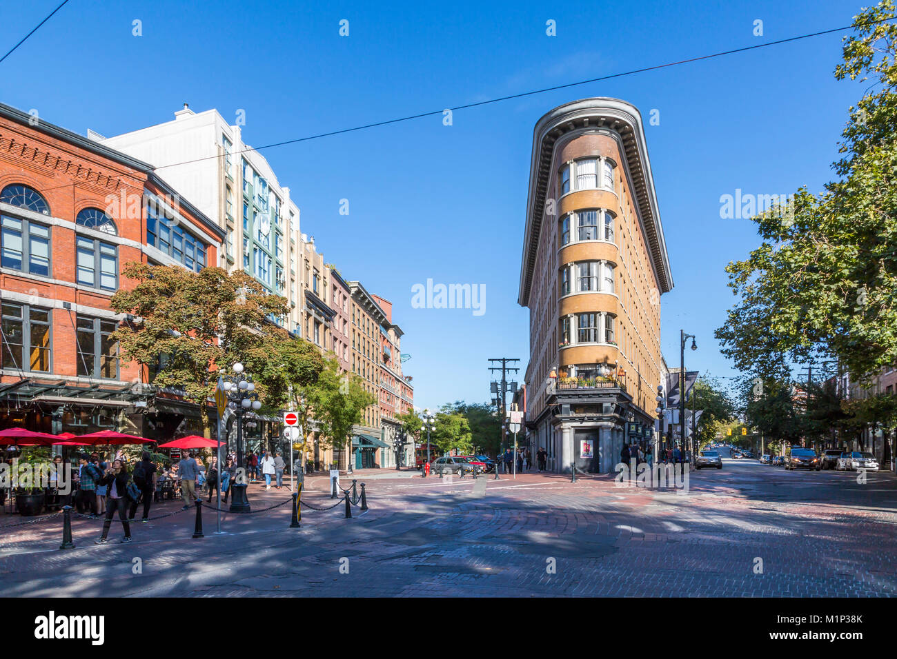Architettura e cafe bar in acero piazza di Gastown, Vancouver, British Columbia, Canada, America del Nord Foto Stock