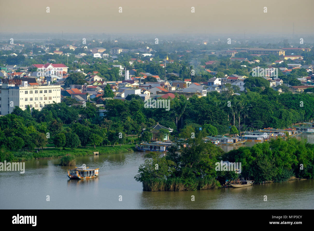 Una vista del Fiume Perfume e sullo skyline della città di Hue, Vietnam, Indocina, Asia sud-orientale, Asia Foto Stock