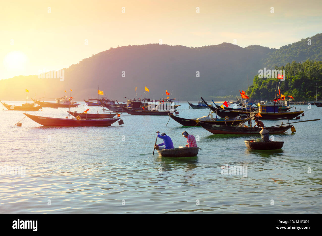 I pescatori in un tradizionale cestello rotondo coracle barche su Cham Island, Quang Nam, Vietnam, Indocina, Asia sud-orientale, Asia Foto Stock